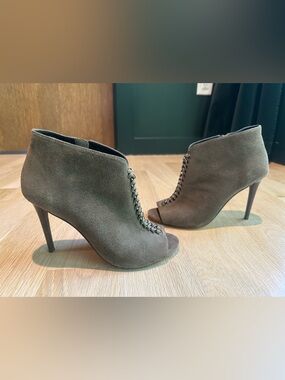 Coach Suede Peep-Toe Ankle Booties in Olive Green with Chain accent 8.5
